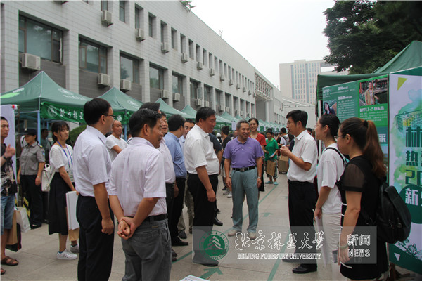 迎新季：校领导来到迎新现场看望师生（图）