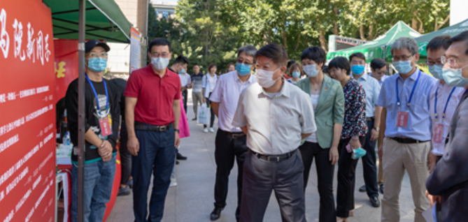 迎新季丨校领导现场检查迎新工作要求以生为本做好服务育人